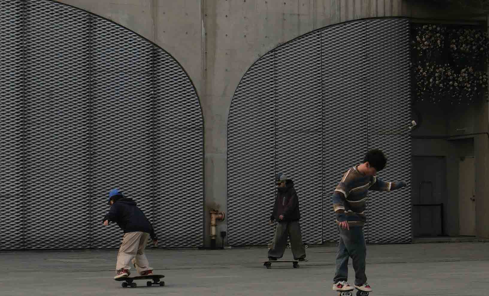 tres personas haciendo skate