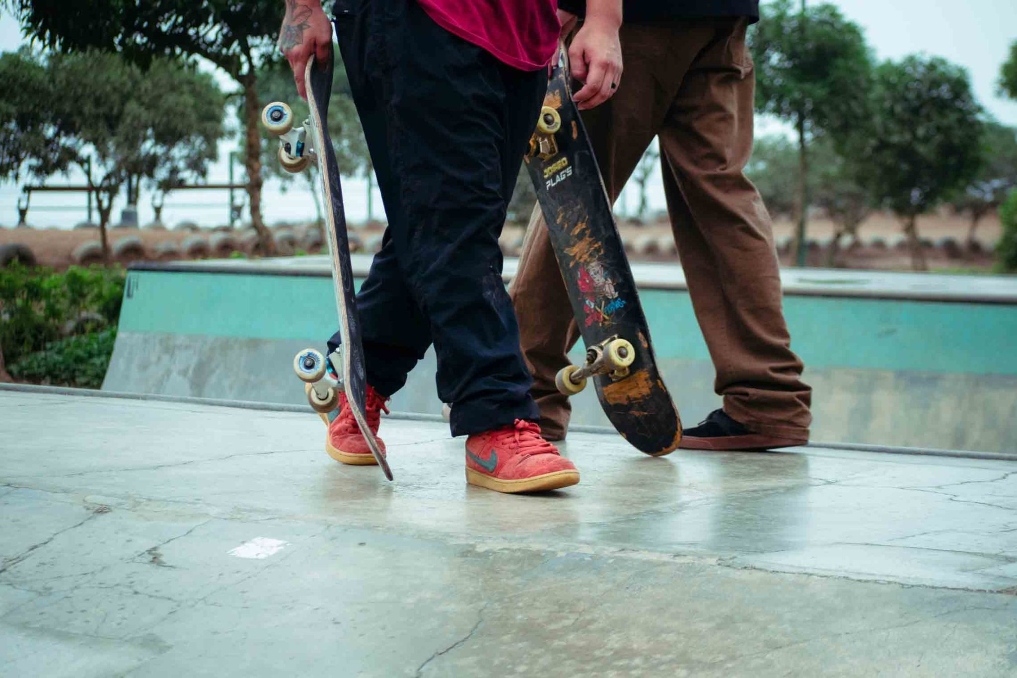 Dos personas con skate en la mano