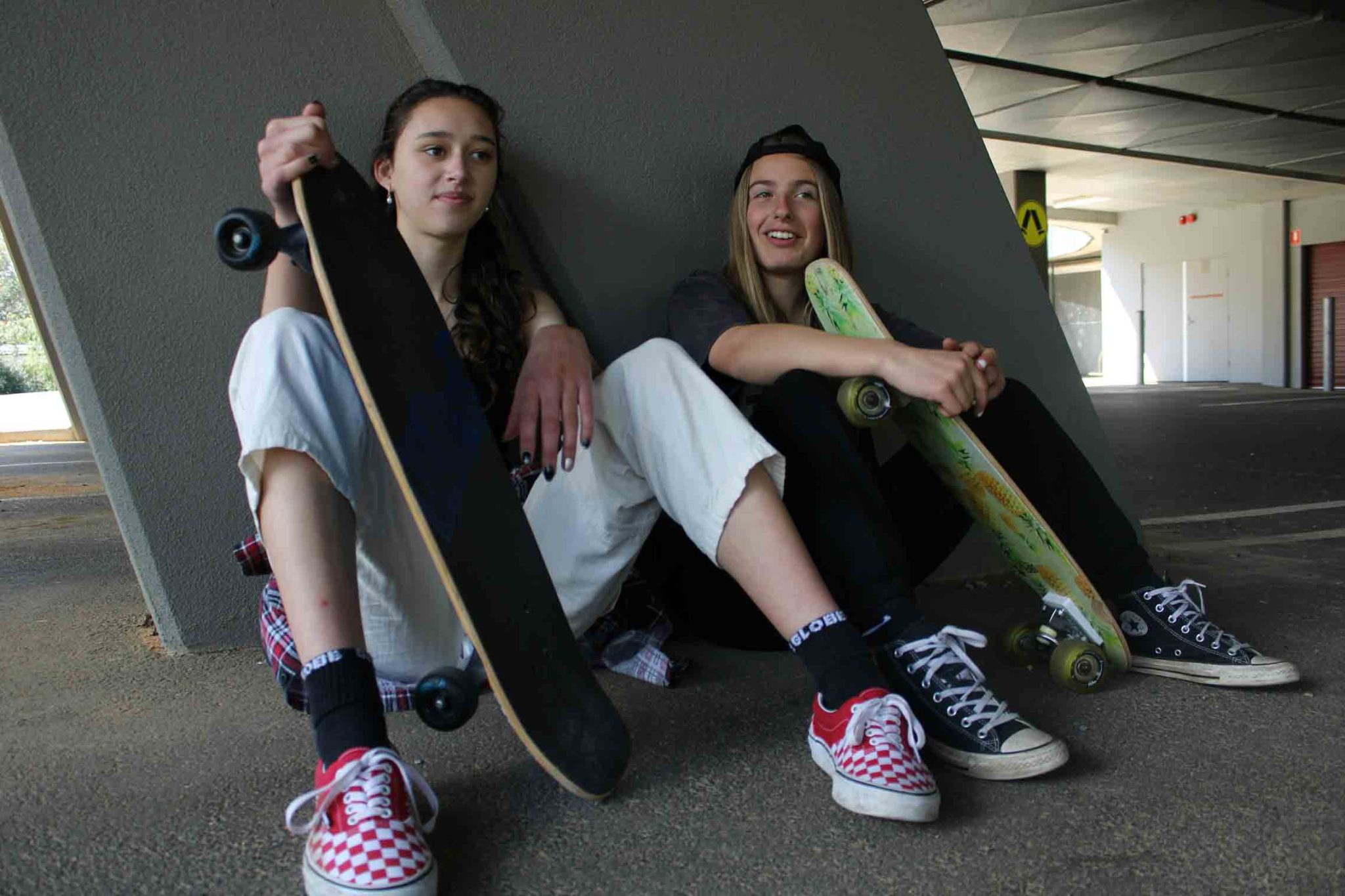 Dos chicas descansando despúes de hacer skate