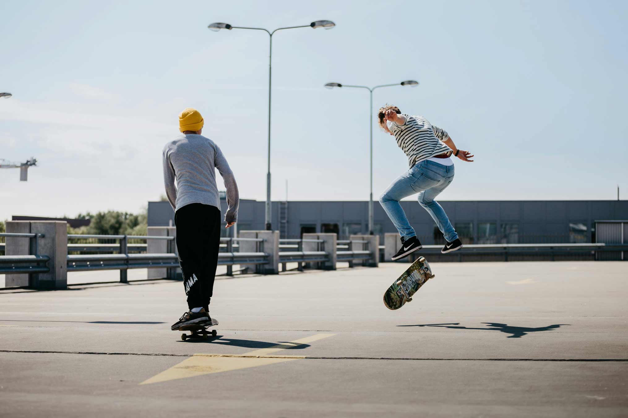 dos personas haciendo skate