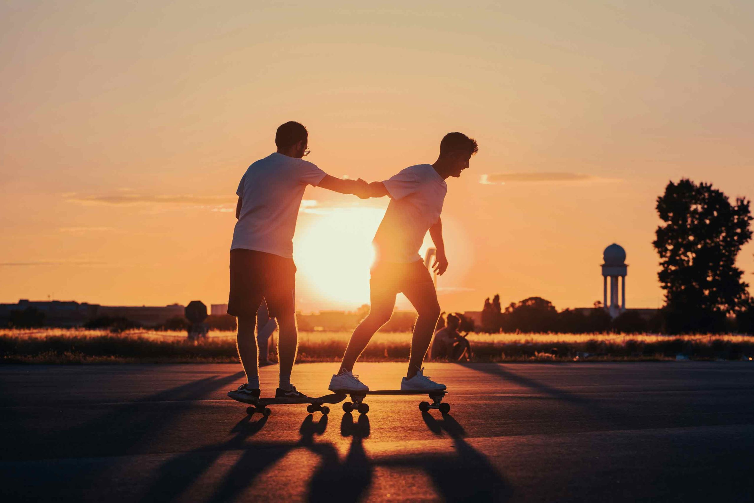 Dos personas dando un paseo en skate