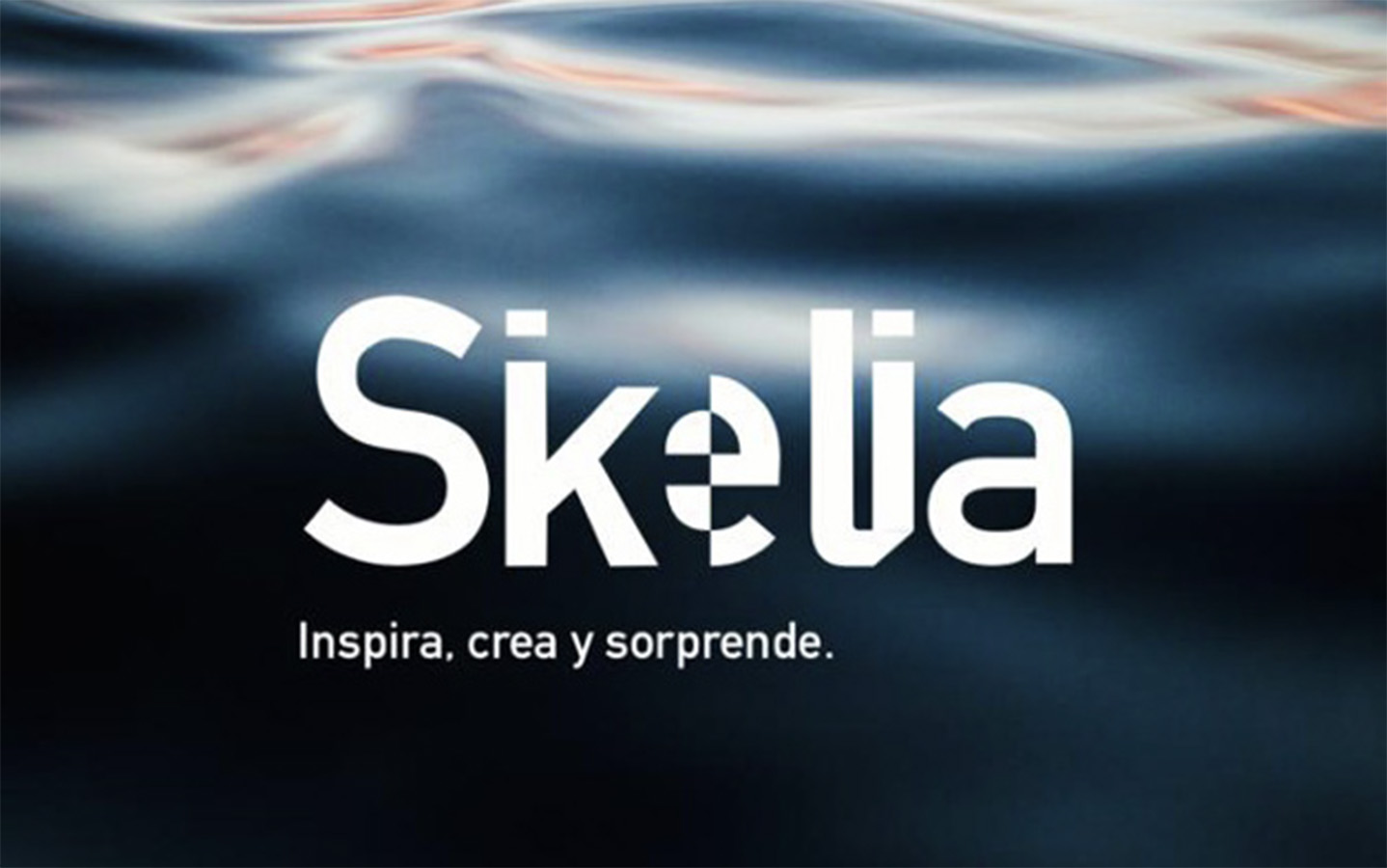Logo de Sikelia sobre fondo abstracto en tonos azules.